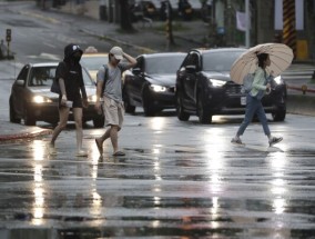 台风“孔雷”逼近时，台湾关闭了学校和办公室