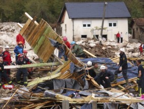 波斯尼亚洪水和山体滑坡造成至少16人死亡，救援队在搜寻失踪人员