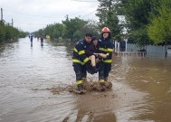 罗马尼亚洪水:暴雨造成5人死亡，数十人被困