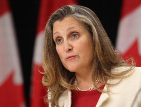 克里斯蒂亚·弗里兰（Chrystia Freeland）在财政状况更新前几小时辞去内阁职务